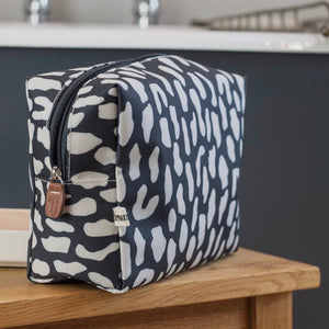 ROCKPOOL BLACK AND WHITE WASHBAG