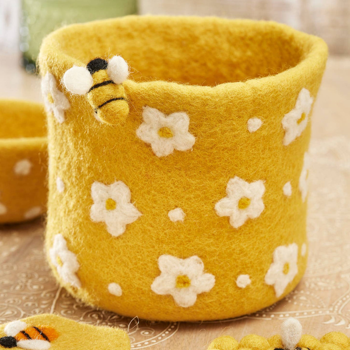 FELT BEE AND DAISY PLANTER