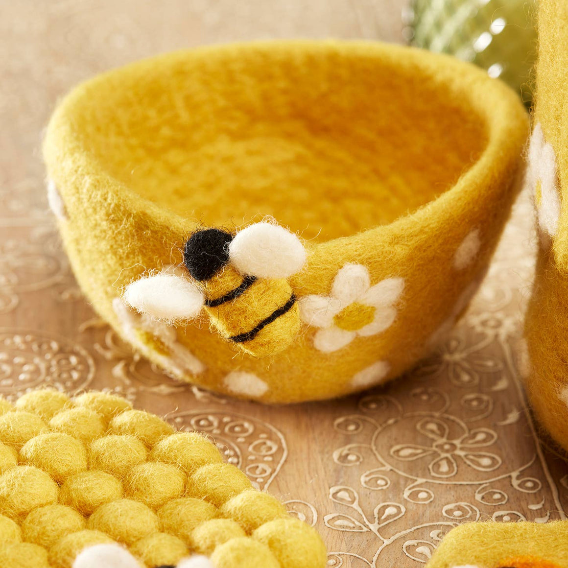 FELT AND BEE DAISY DECORATIVE BOWL
