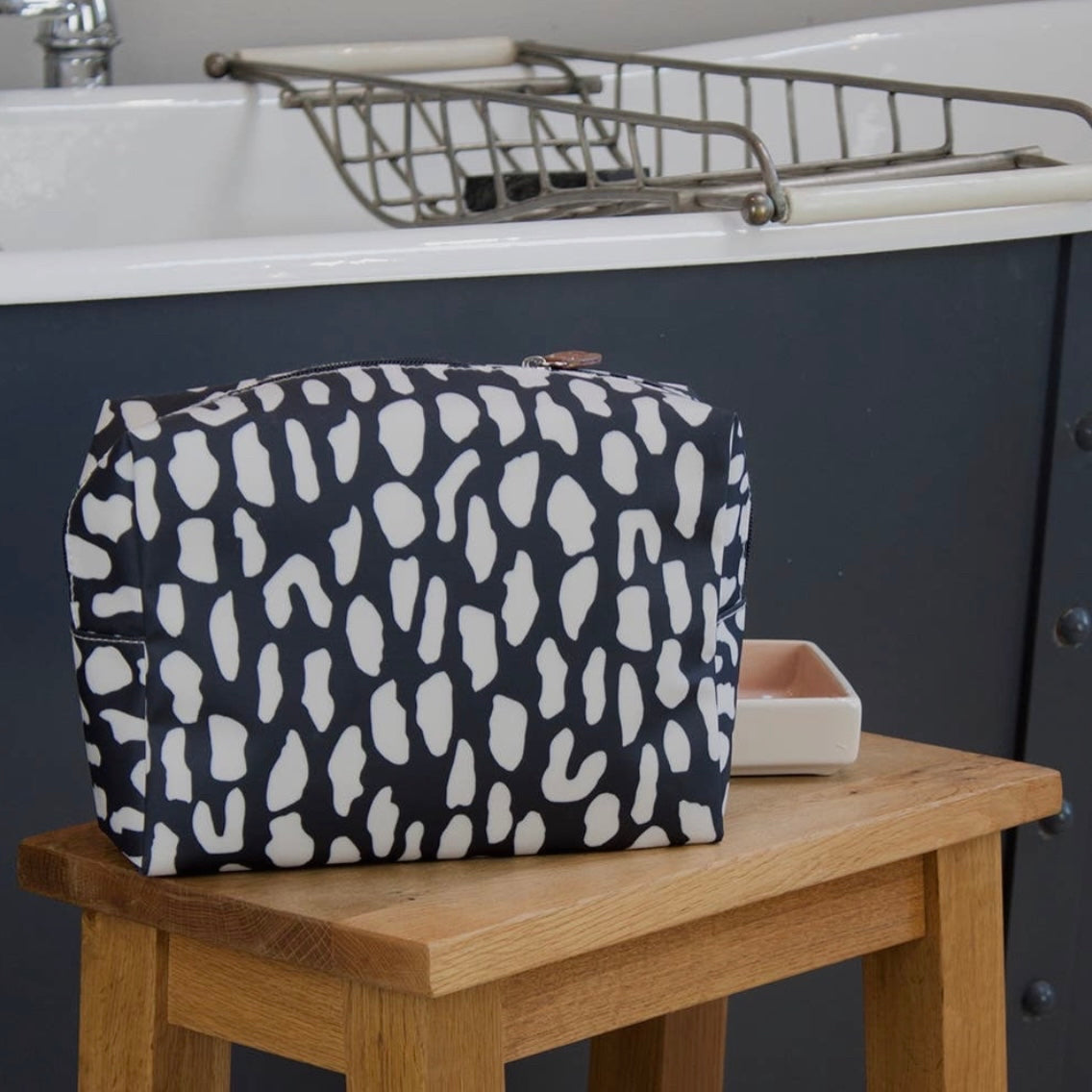 ROCKPOOL BLACK AND WHITE WASHBAG