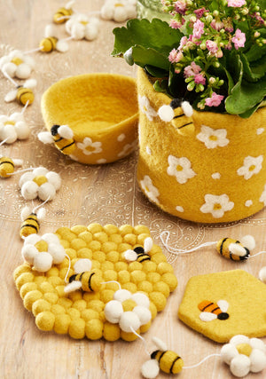 FELT BEE AND DAISY PLANTER