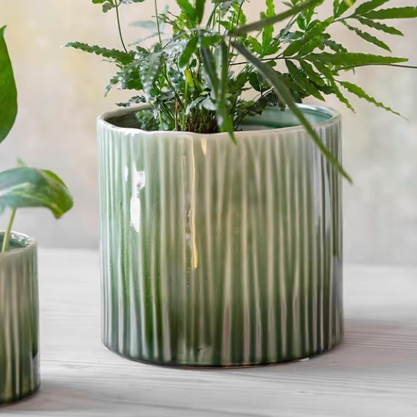Nettleton plant pot by Garden Trading, 19cm diameter, ceramic container with a classic design for indoor or outdoor use.