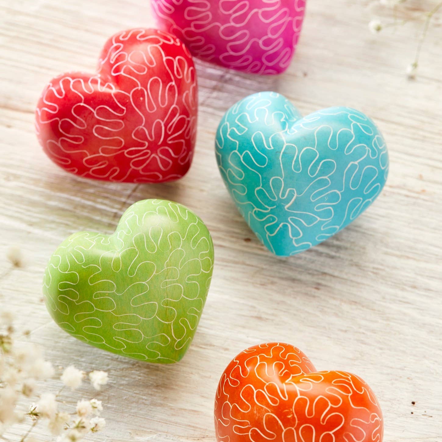 SOAPSTONE DECORATED HEART SHAPED PEBBLE - VARIOUS COLOURS - Feather & Twigs
