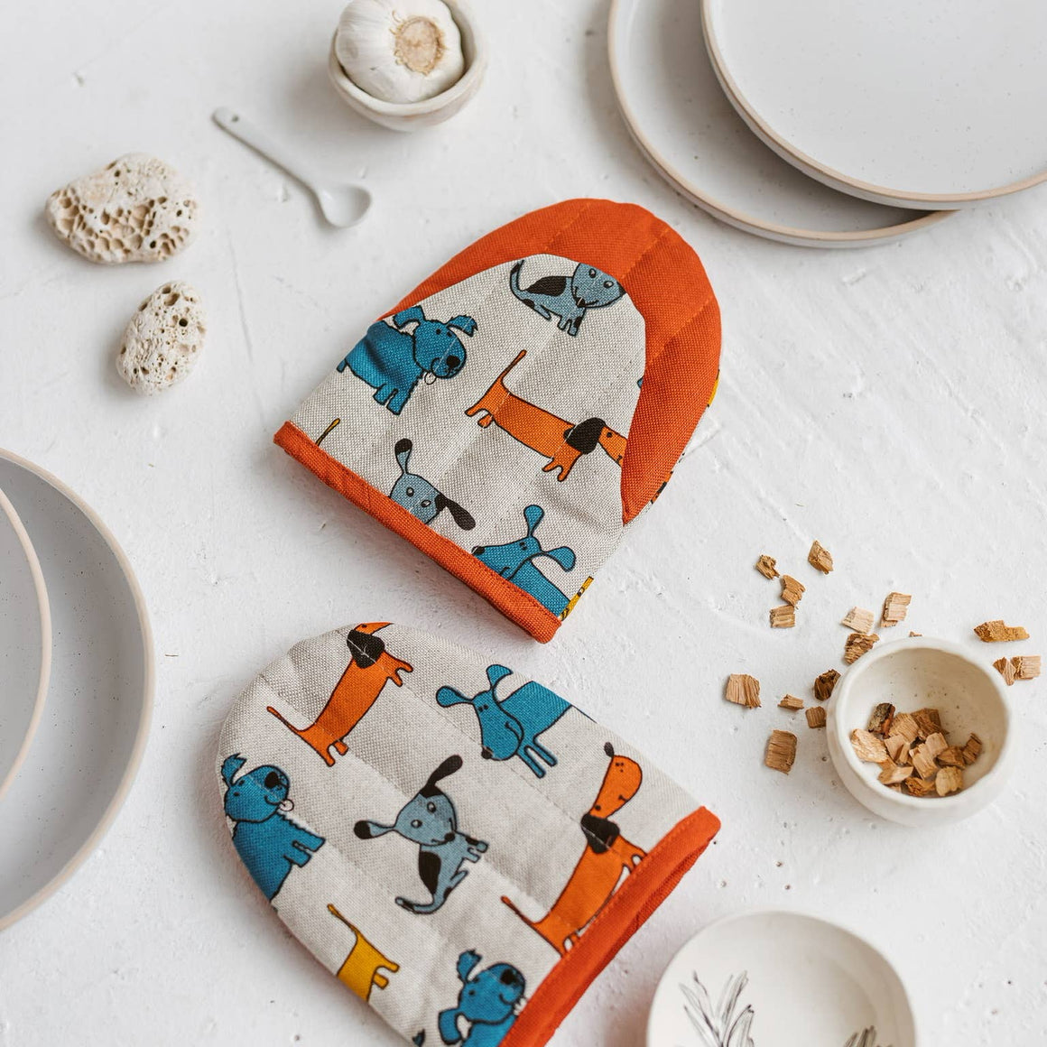 'DOGS' LINEN MINI OVEN GLOVE - ORANGE - Feather & Twigs