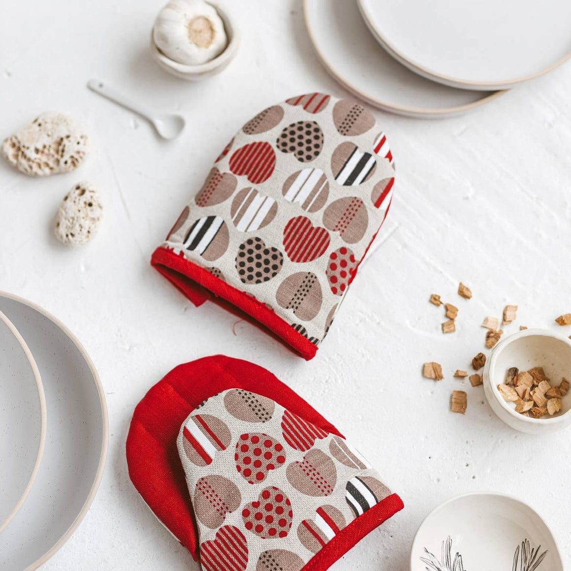 LINEN OVEN MINI GLOVE - HEART DESIGN - Feather & Twigs