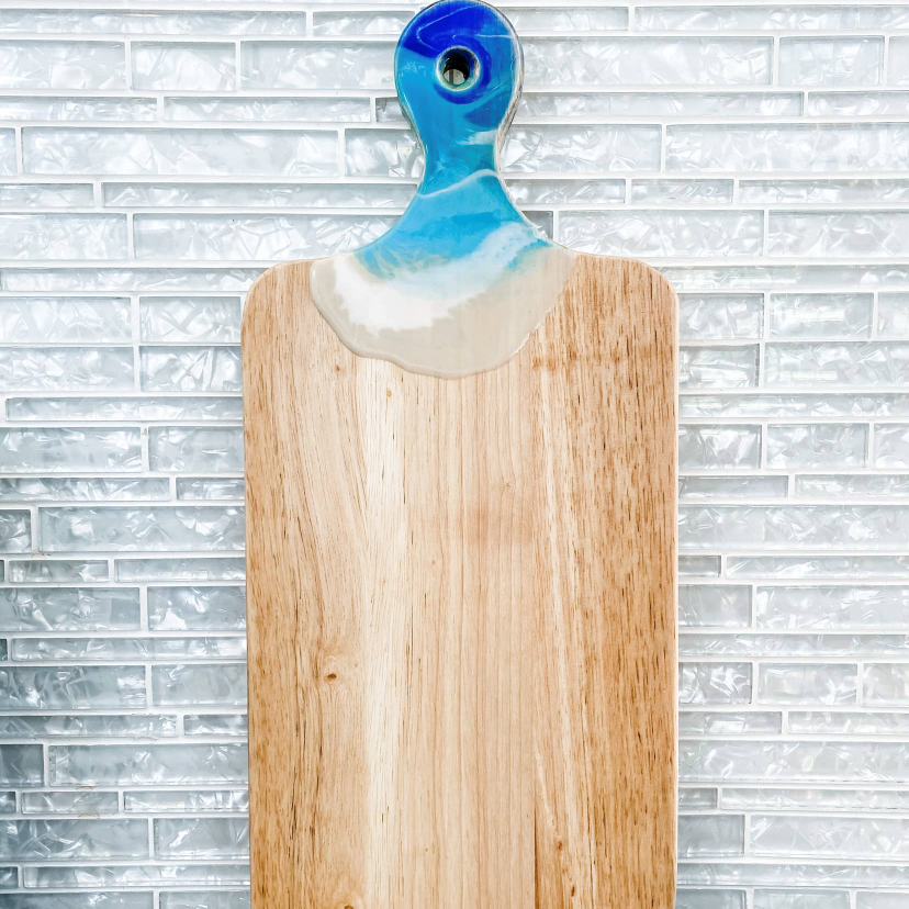 SMALL CHOPPING BOARD WITH ART-RESIN HANDLE