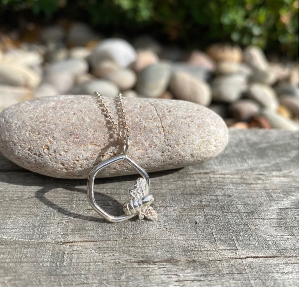BEE NECKLACE IN HEXAGONAL - DAINTY SILVER